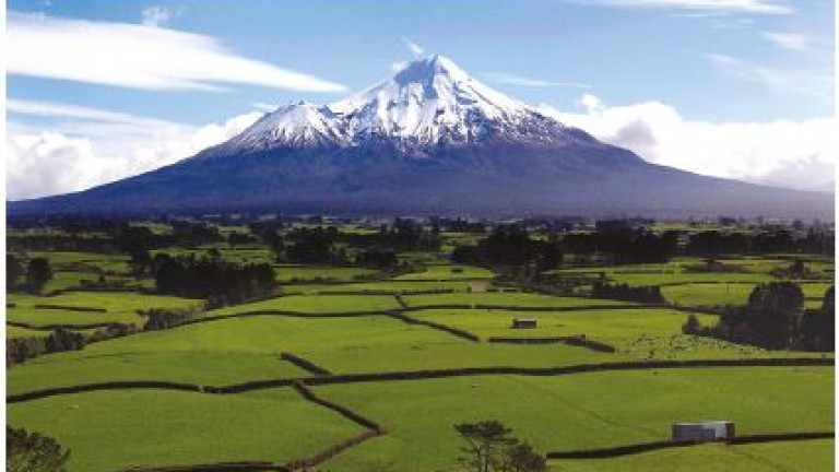 Photo of Mt Taranaki with snow covering